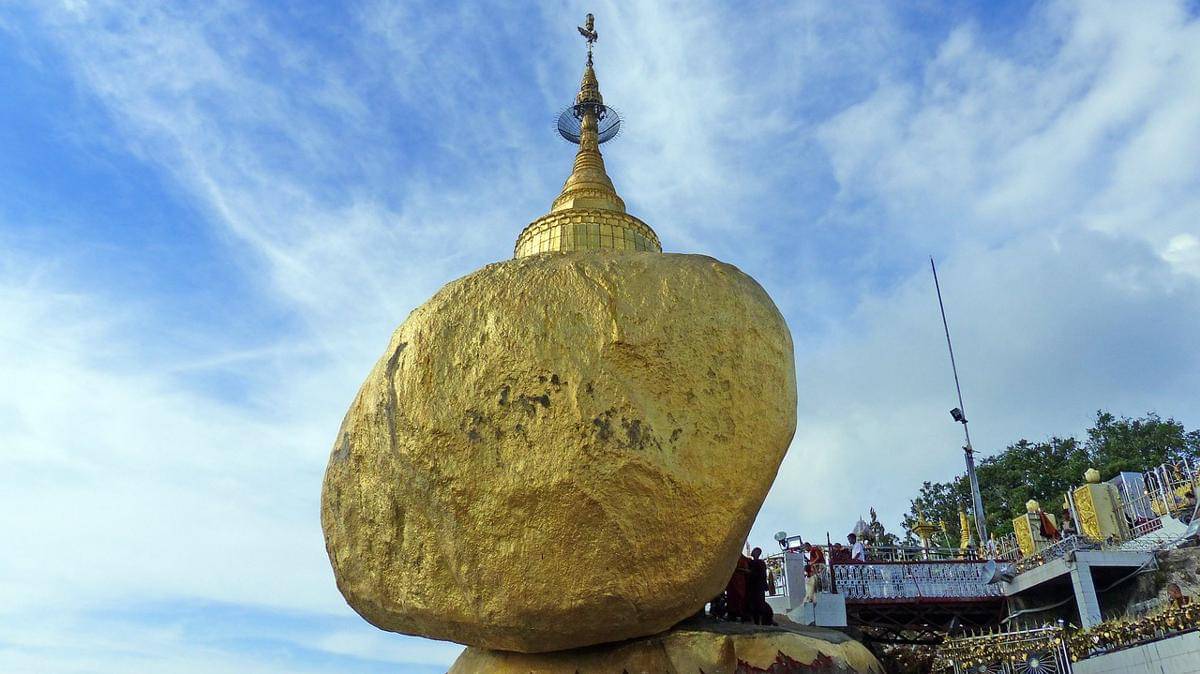 potret Golden Rock di Myanmar, balanced rock yang jadi ikon sekaligus tempat suci
