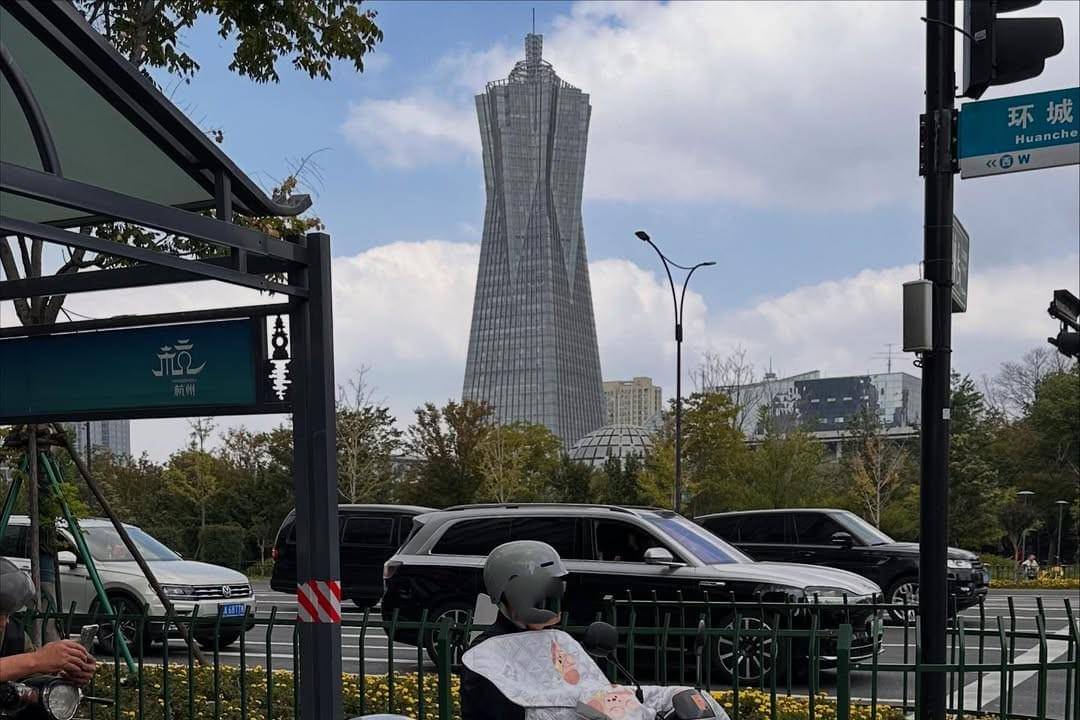 Huancheng N Road berlatar Zhejiang Global Centre, Hangzhou, China