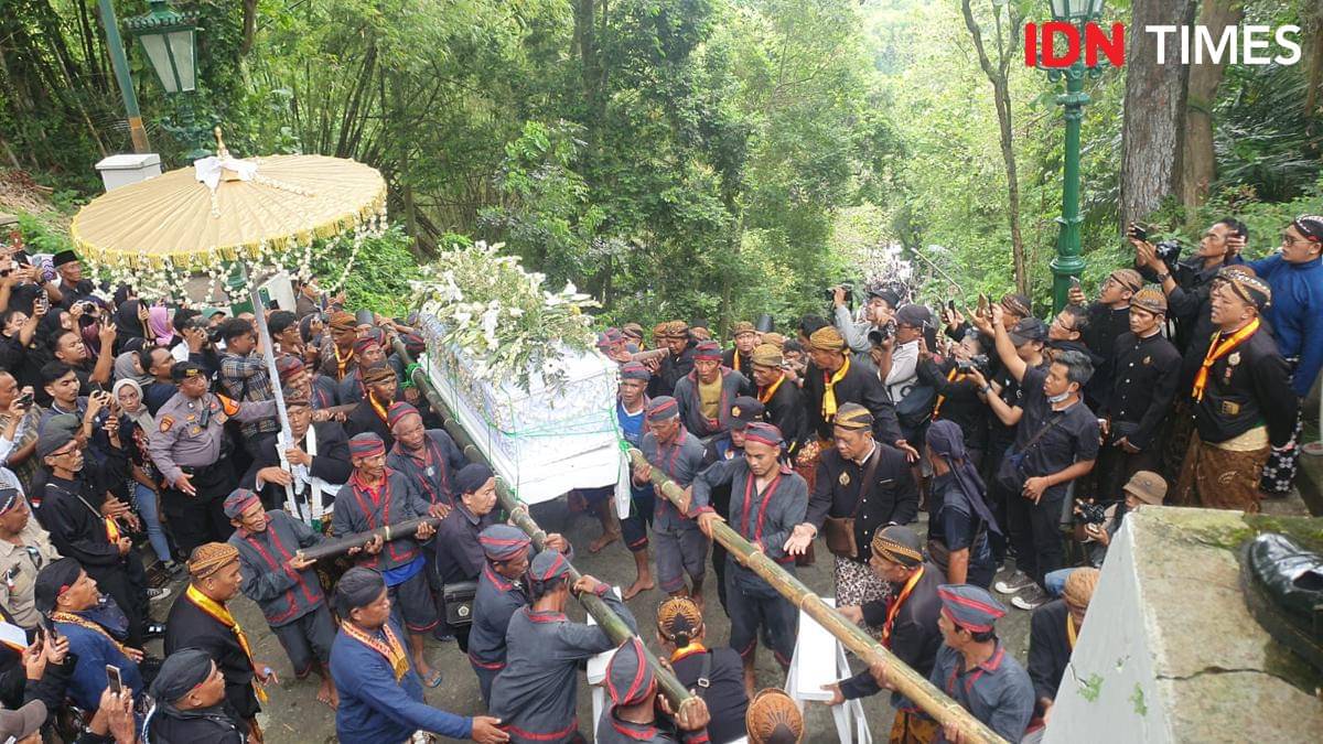 Peti jenazah PB XIII ditandu menuju peristirahatan terakhir di Komplek Makam PB X Imogiri Bantul. 