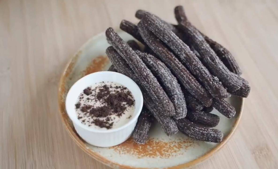 ilustrasi cookies and cream churros