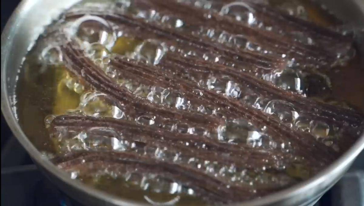 ilustrasi menggoreng churros 