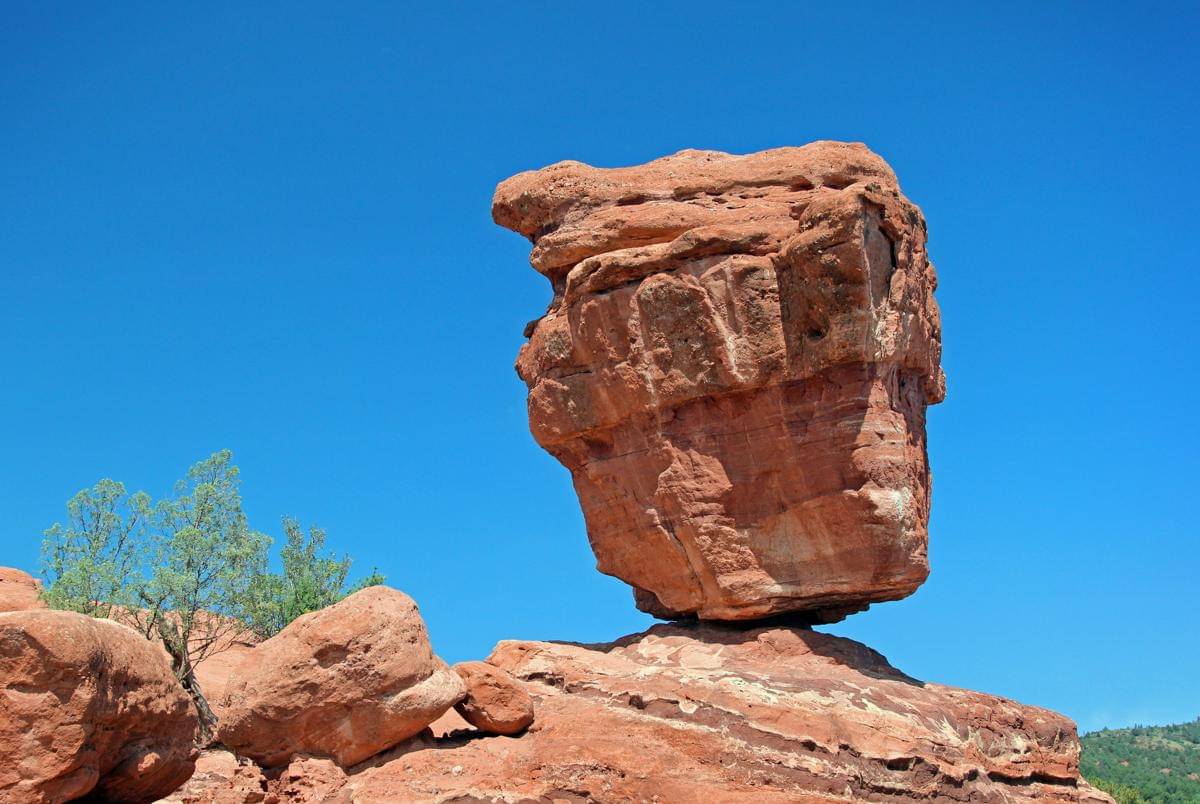 potret balanced rock di Garden of the Gods, Colorado, terbentuk melalui proses erosi alami selama jutaan tahun