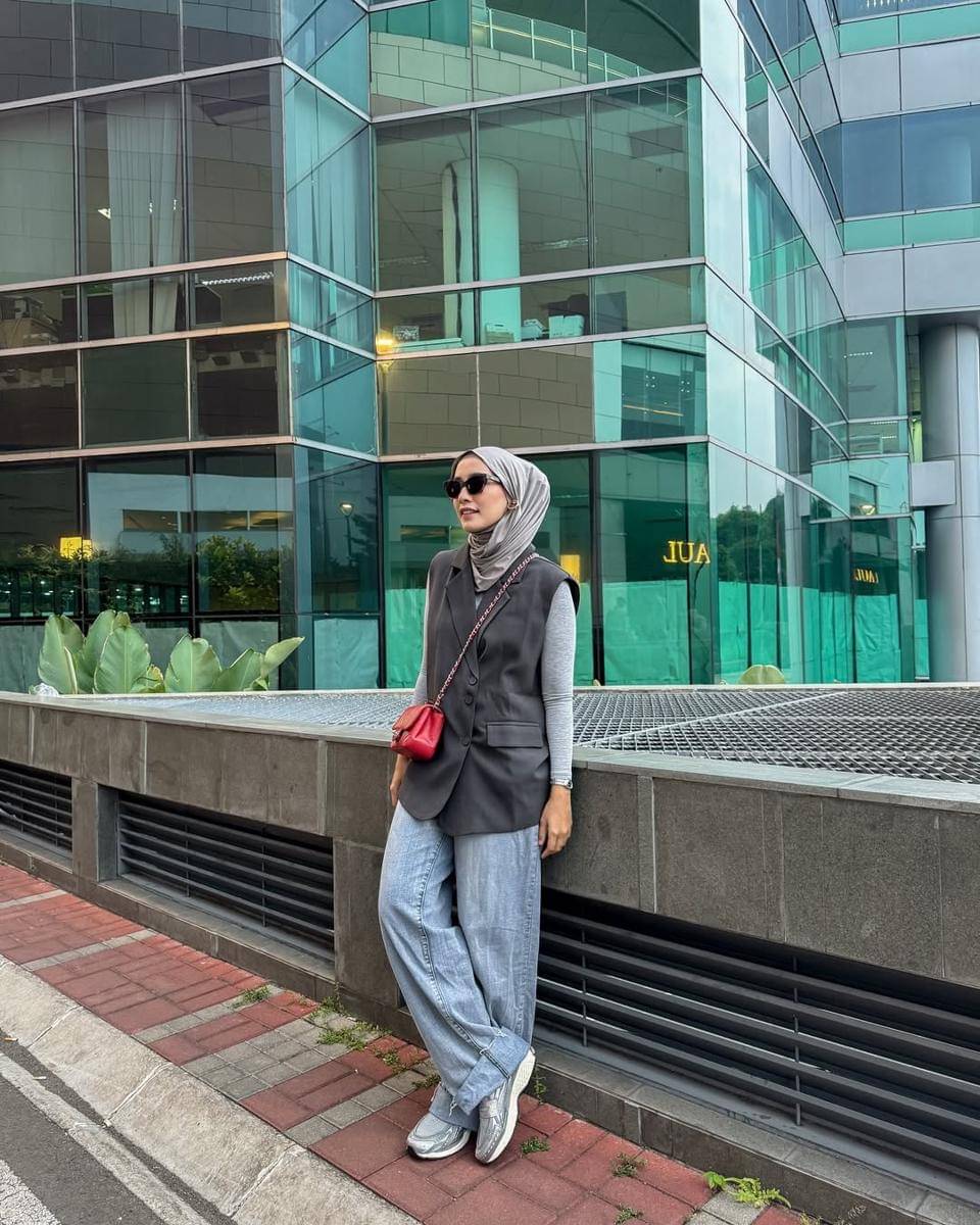 ide padu padan sneakers ala Mega Iskanti