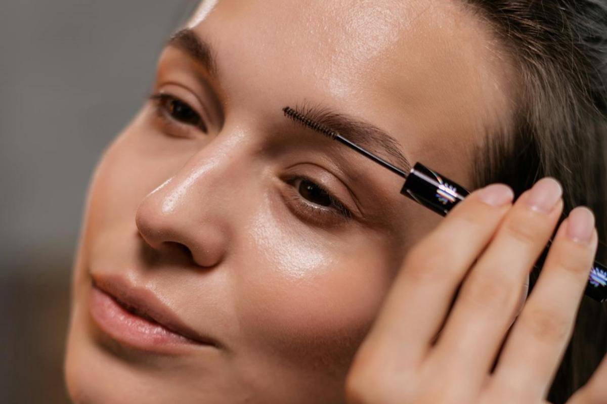 ilustrasi memakai produk alis yang lembut