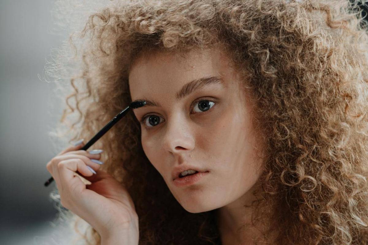 ilustrasi menggunakan pensil alis