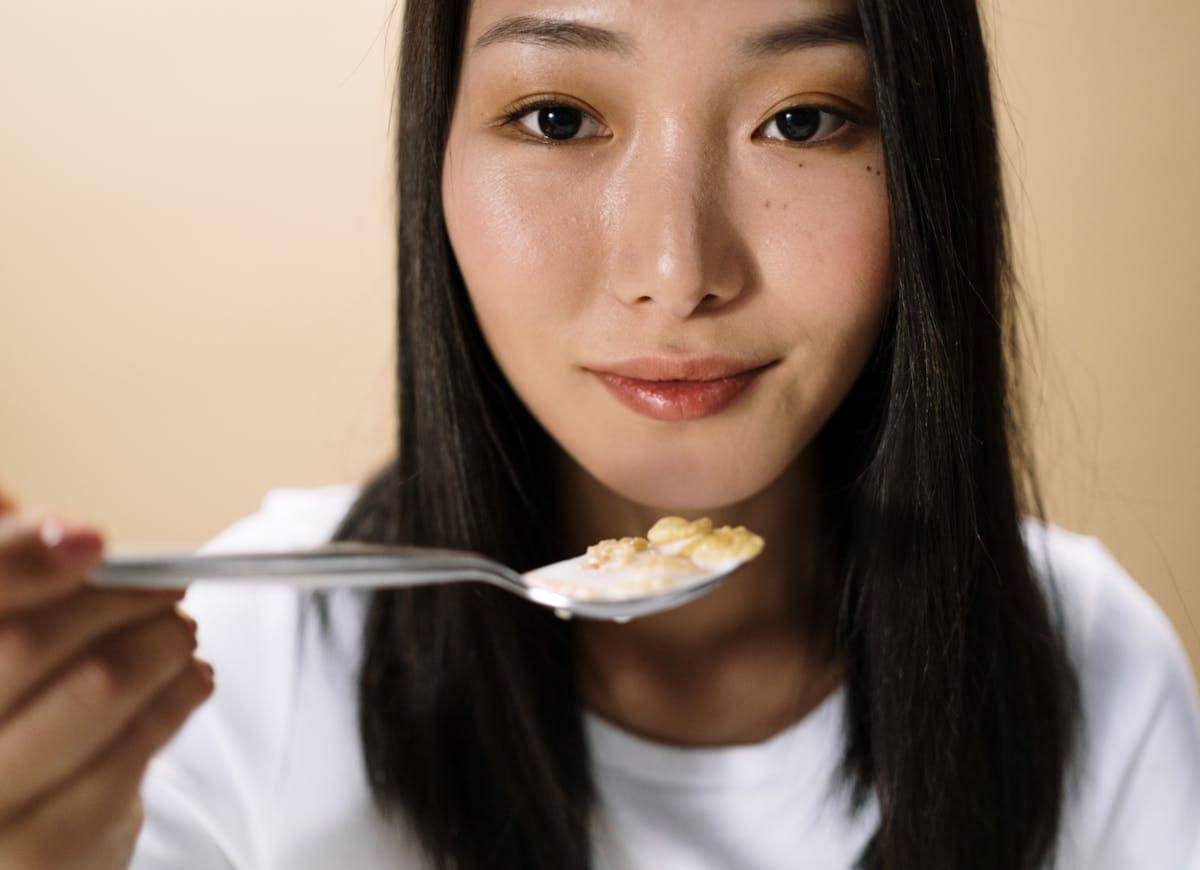 ilustrasi makan makanan yang bergizi