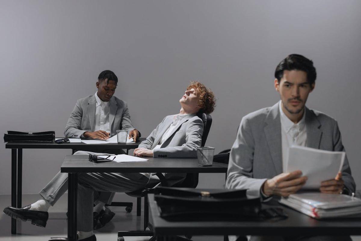 ilustrasi rekan kerja temperamental 