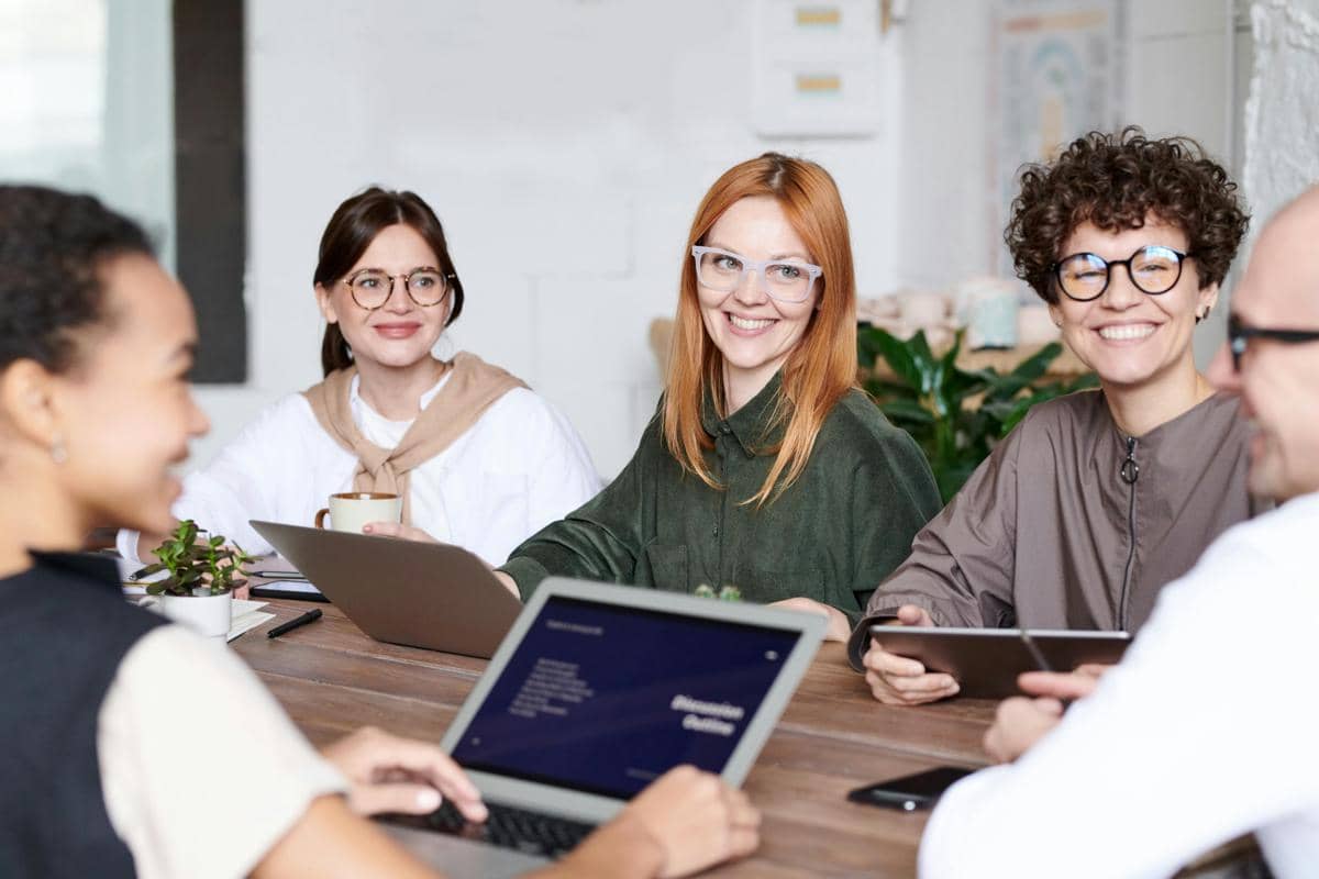ilustrasi teman kantor 