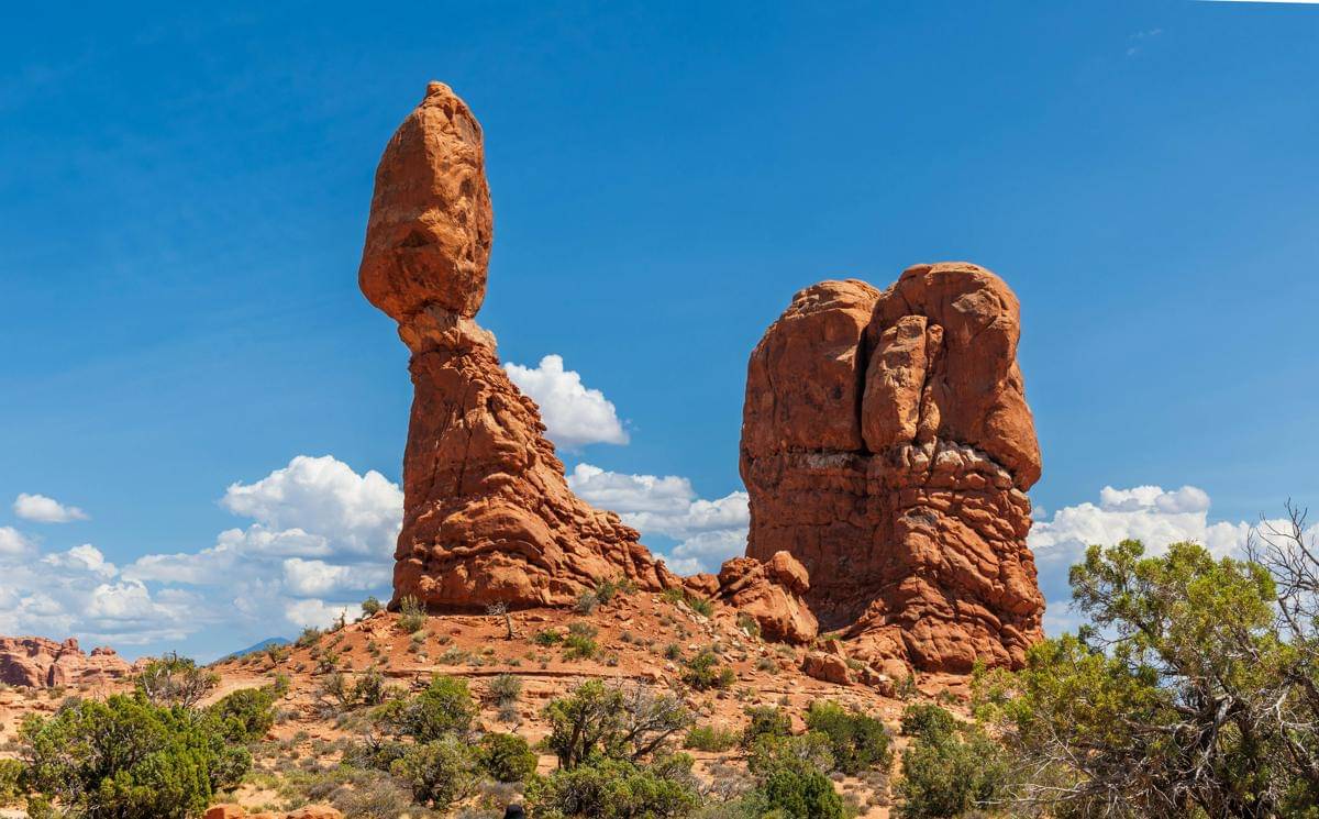 potret balanced rock di Arches National Park, simbol keajaiban alam yang menantang gravitasi