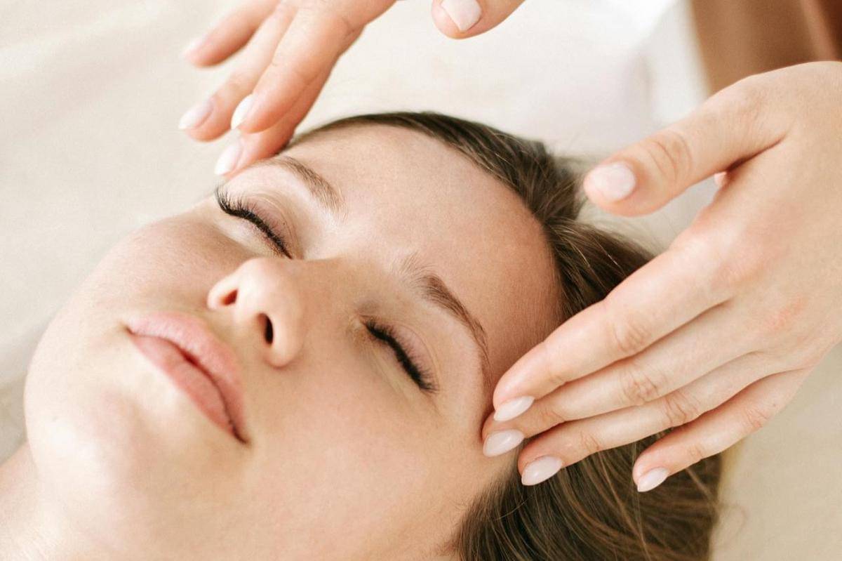 ilustrasi memijat alis