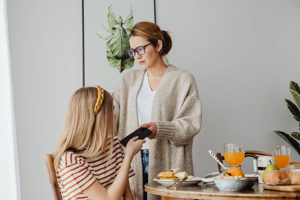 ilustrasi bersikap tegas kepada anak