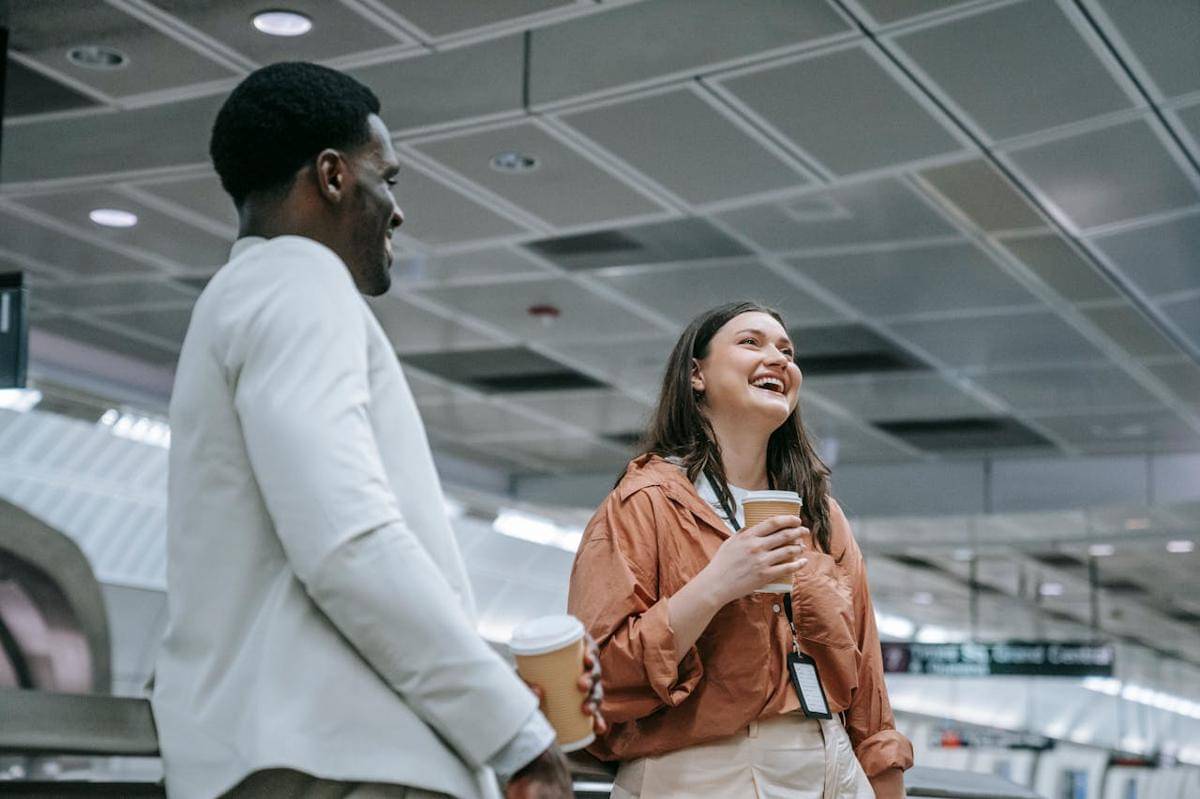 dua orang yang sedang mengobrol santai di waktu istirahat kerja