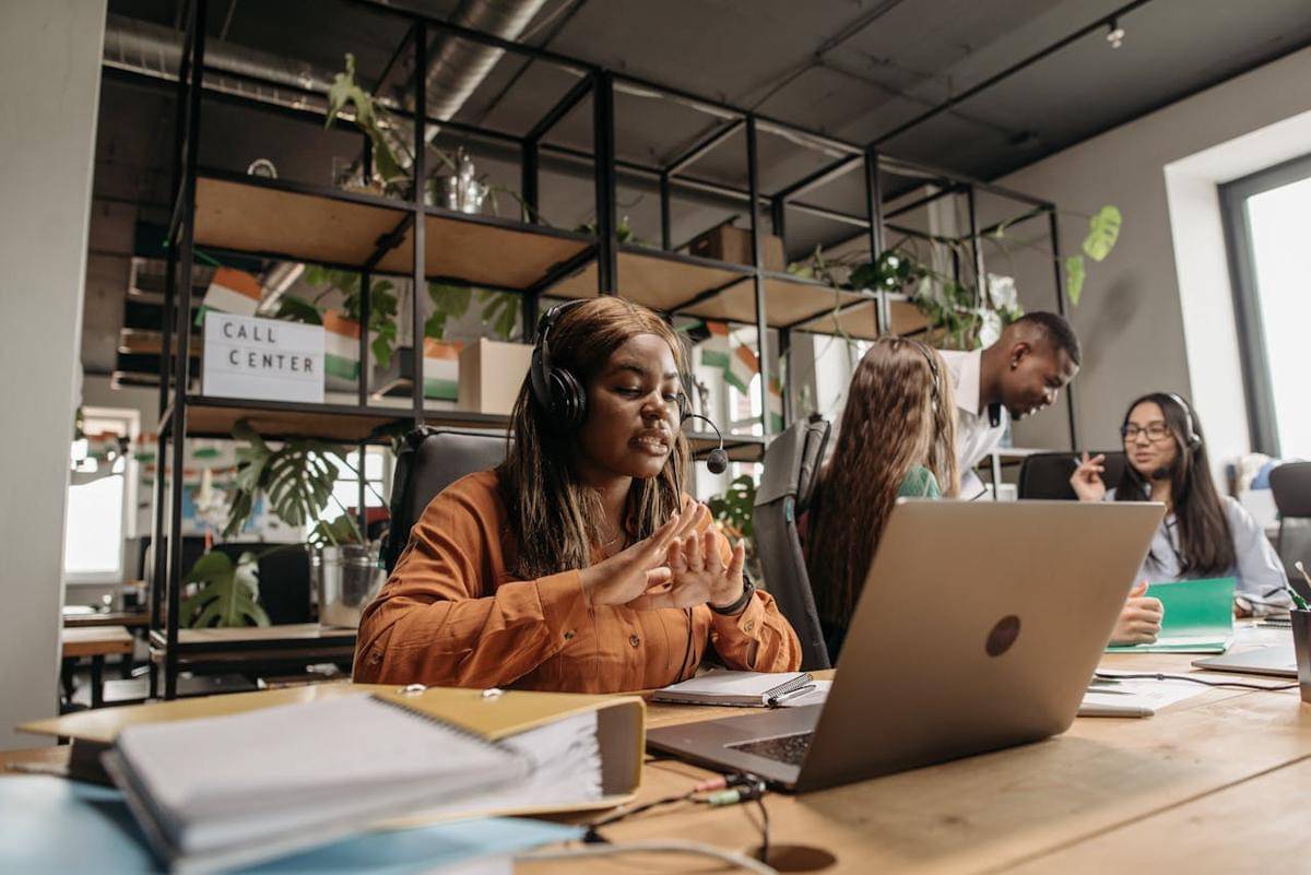 ilustrasi komunikasi rekan kerja