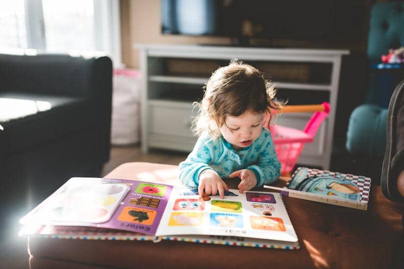 ilustrasi anak membaca buku