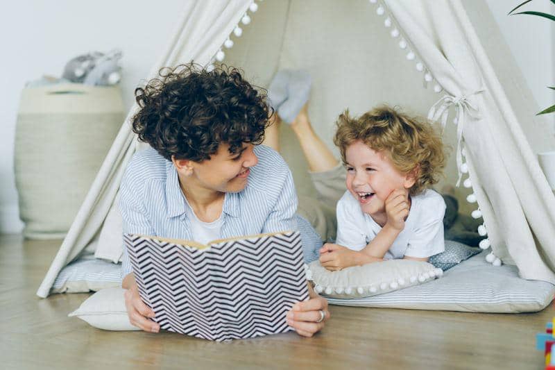 ilustrasi membaca buku bersama anak