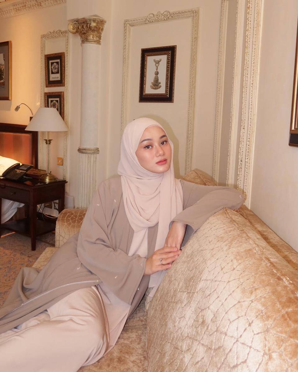 ide makeup natural untuk ke kantor ala Dinda Hauw 