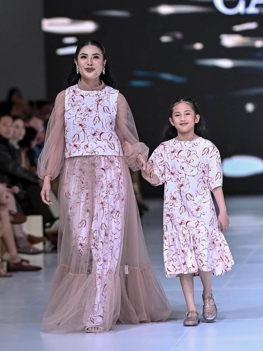 penyanyi perempuan yang tampil jadi model di JFW2025