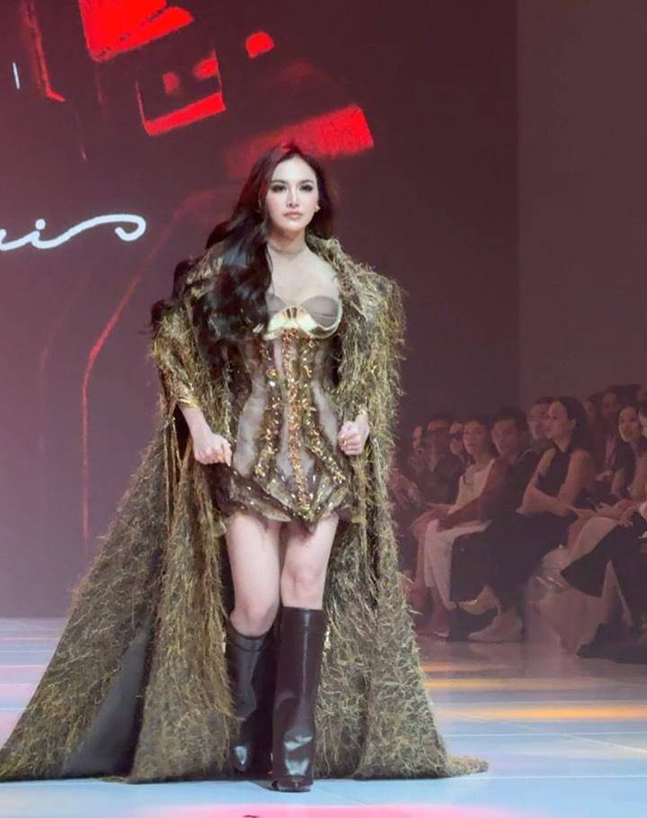 penyanyi perempuan yang tampil jadi model di JFW2025