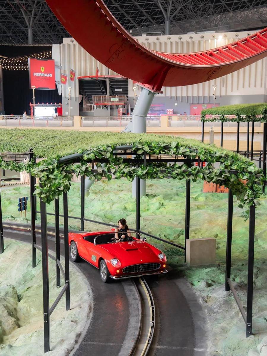Azizi Asadel ke Ferrari World Yas Island, Abu Dhabi