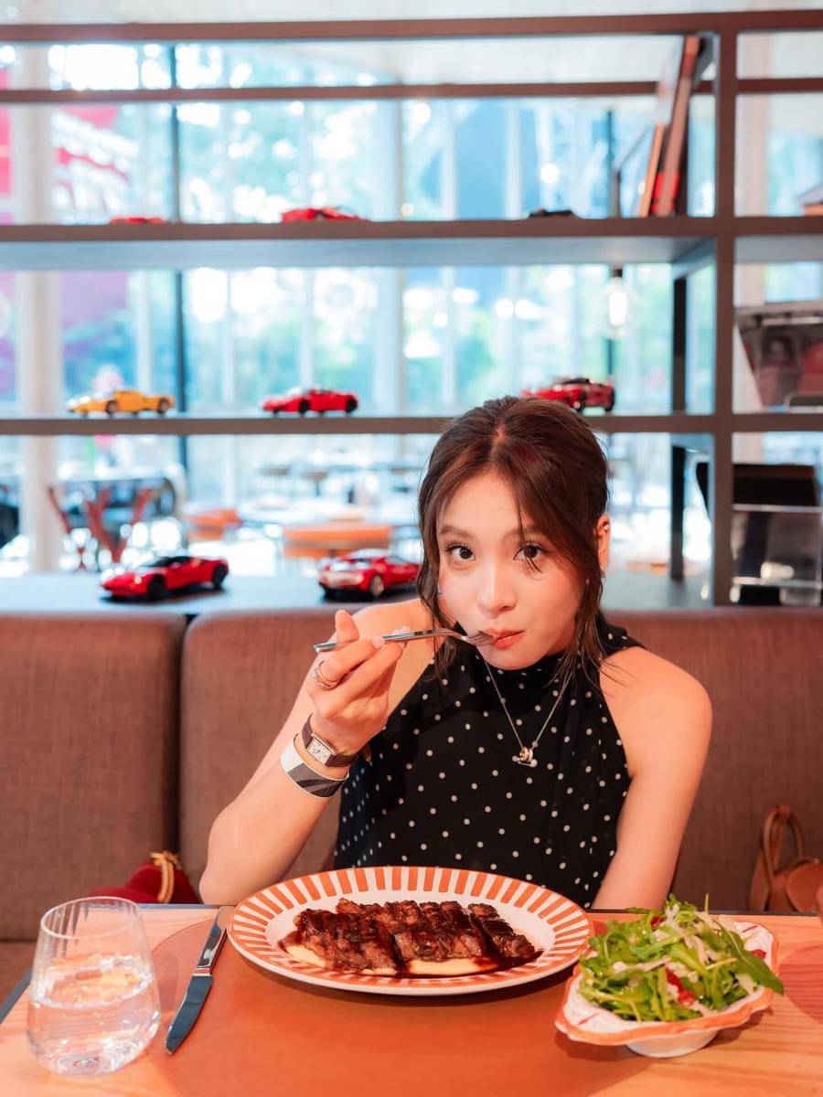 Azizi Asadel ke Ferrari World Yas Island, Abu Dhabi