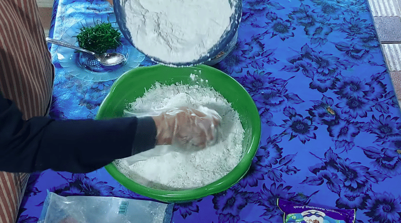 ilustrasi membuat adonan kue rangin