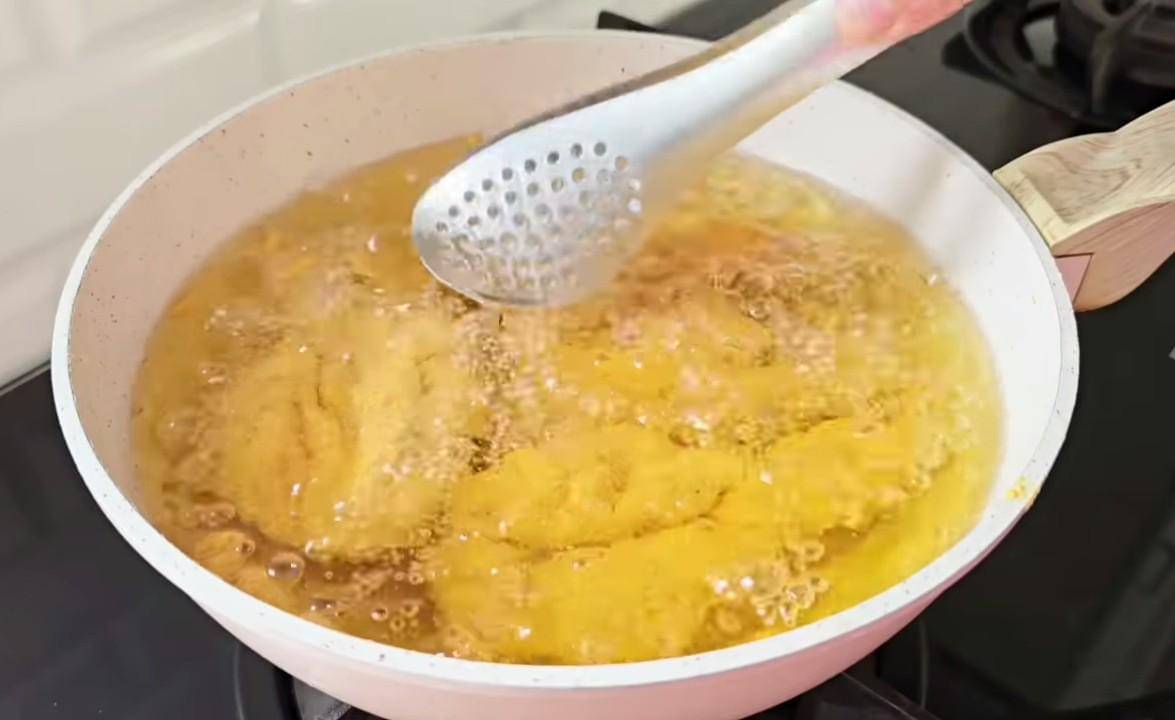 ilustrasi menggoreng ayam goreng kipas