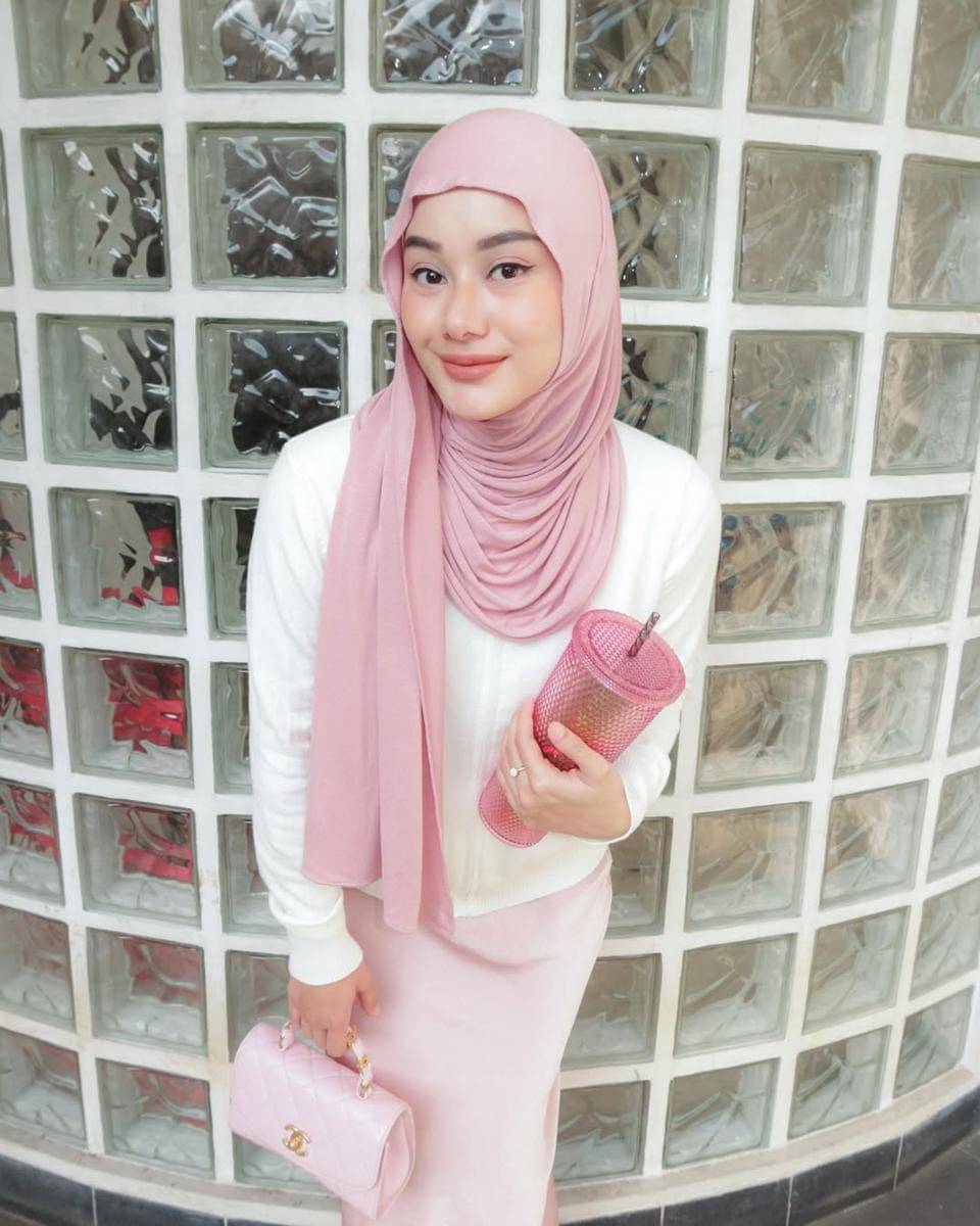 ide makeup natural untuk ke kantor ala Dinda Hauw 