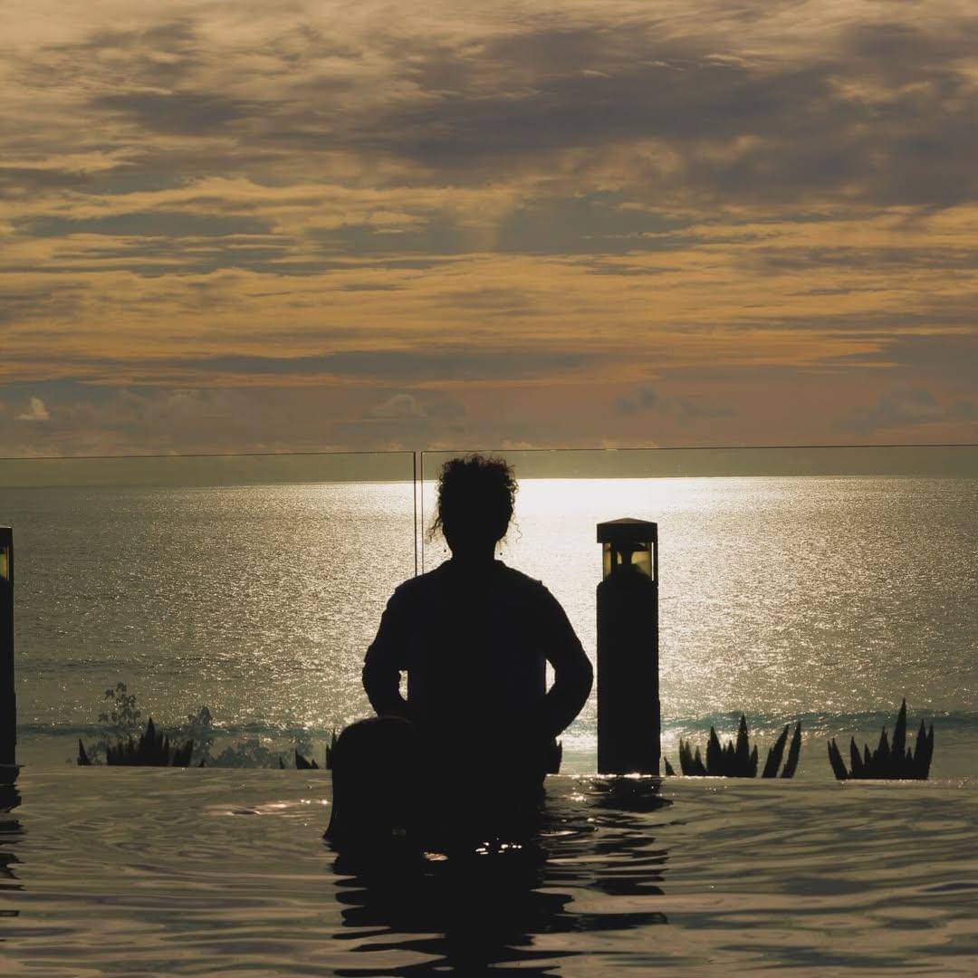 rooftop pool di The Kuta Beach Heritage Hotel Bali (instagram.com/accor.thekutaheritagehotel)