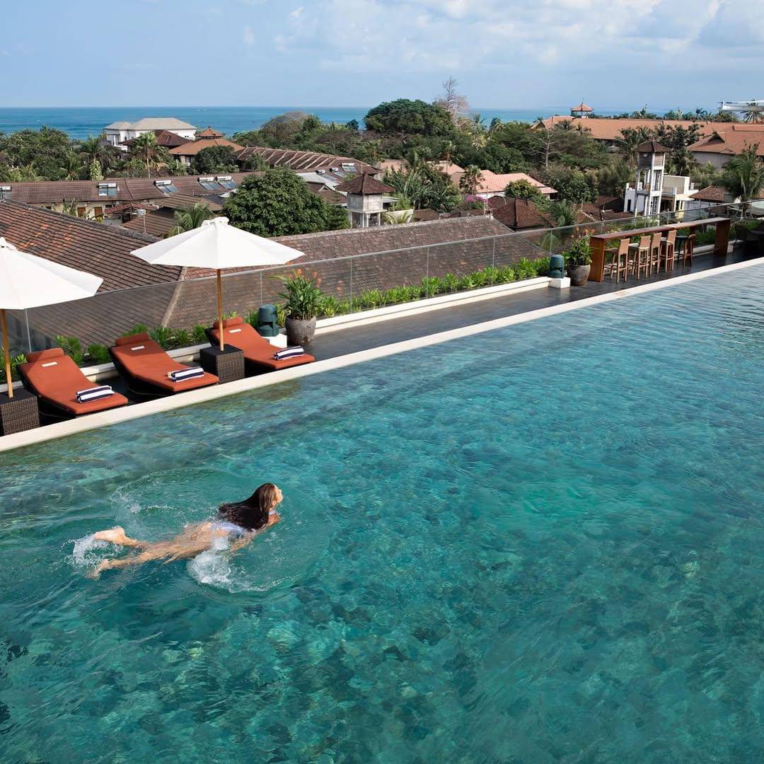 rooftop pool di Aryaduta Bali (instagram.com/aryaduta_bali)