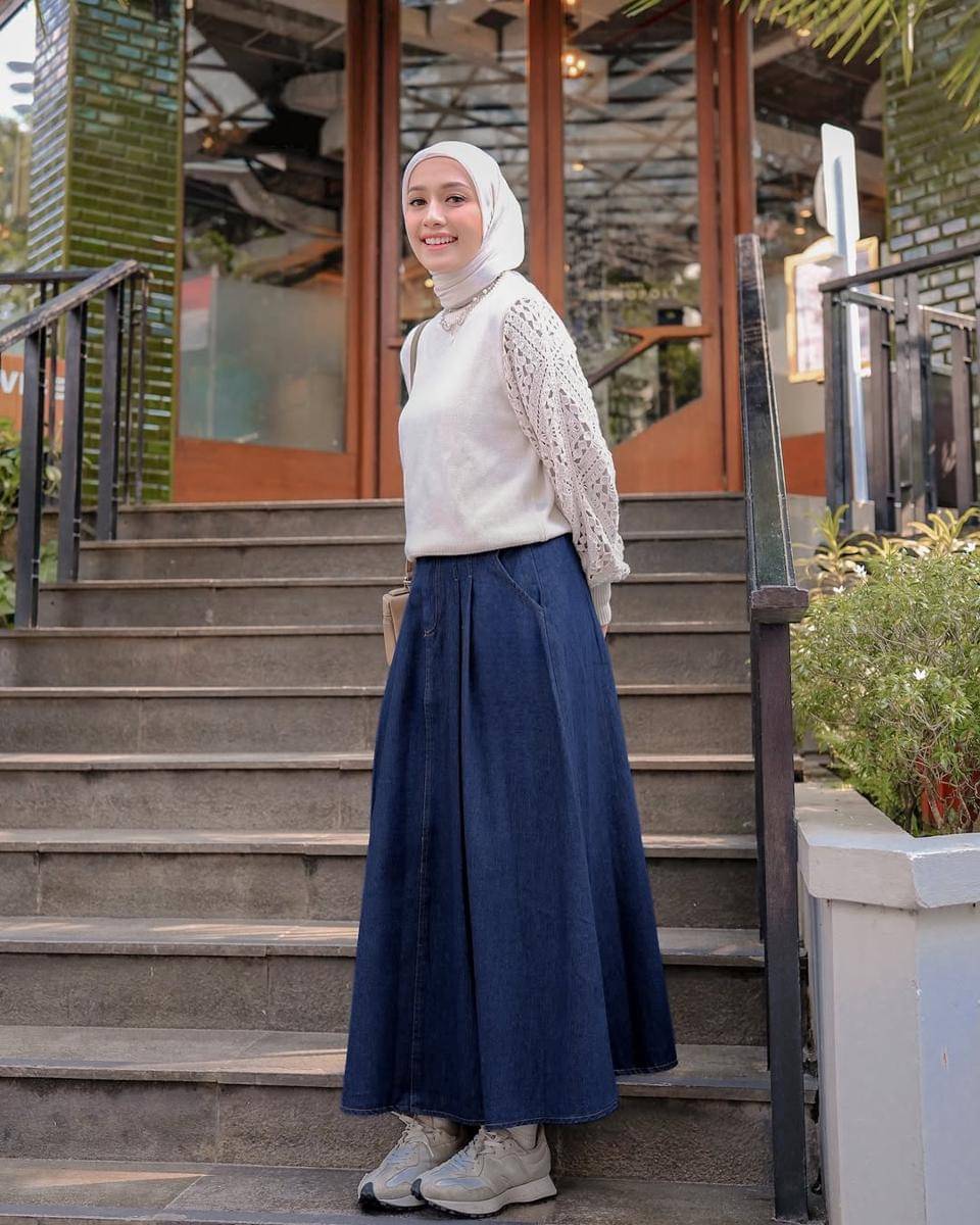 ide padu padan sneakers ala Mega Iskanti