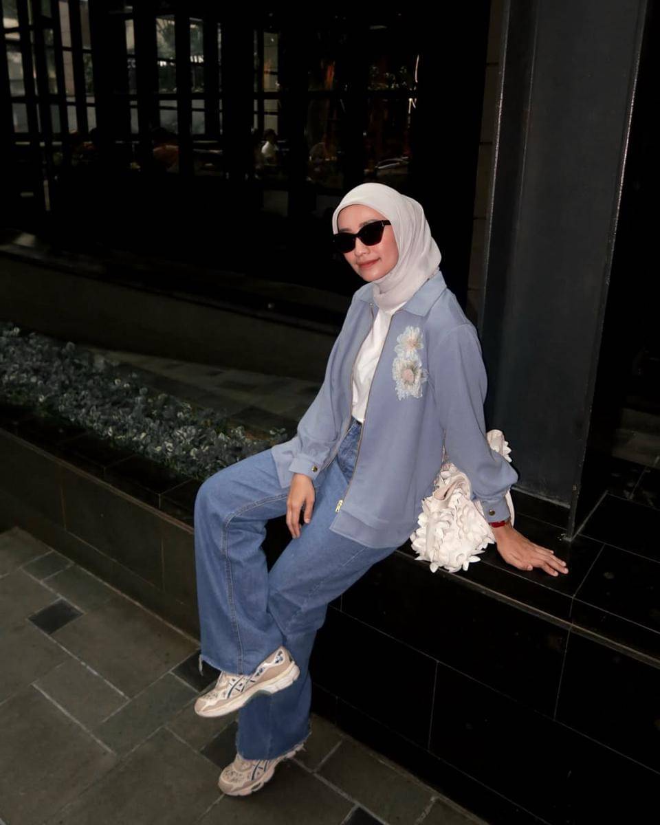 ide padu padan sneakers ala Mega Iskanti