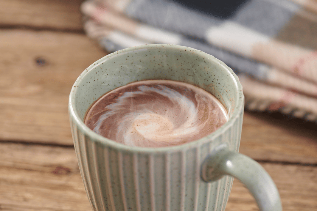 ilustrasi tampilan secangkir cokelat hangat