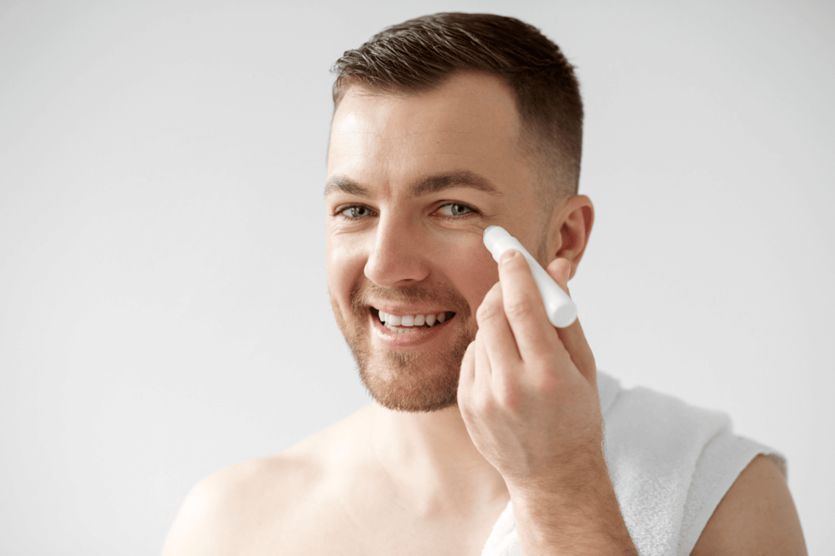 ilustrasi pria menggunakan eye serum
