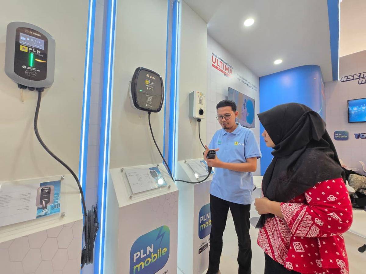 PLN UID Sulselrabar menghadirkan layanan pengisian daya kendaraan listrik di rumah, pada pameran otomotif GIIAS 2025 Makassar. (Dok. Istimewa)