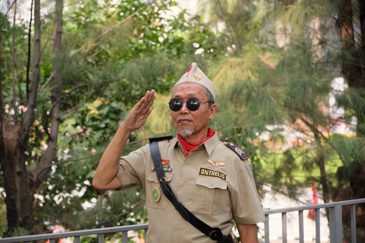 ilustrasi seseorang yang merayakan Hari Pahlawan