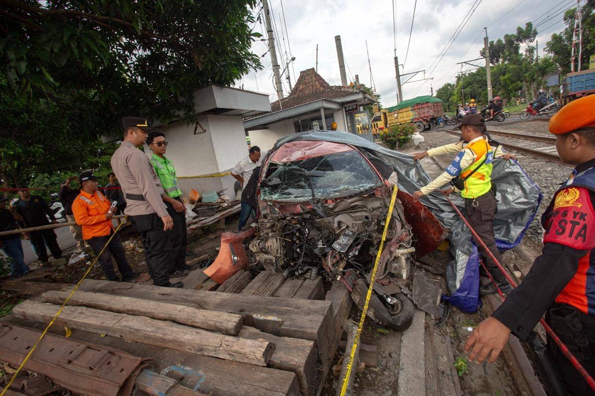 Mobil yang tertabrak kereta 161 Bangunkarta