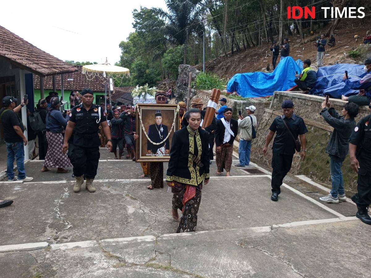 Pemakaman Raja Keraton Surakarta, Sinuhun Paku Buwono (PB) XIII, di Komplek Makam Raja-Raja Mataram, Imogiri, Kabupaten Bantul, Rabu (5/11/2025).