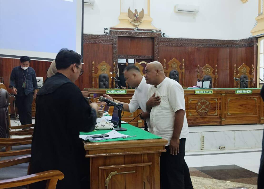 Ayah dan anak kontraktor terdakwa kasus korupsi jalan Sipiongot Sumut (IDN Times/Eko Agus Herianto)