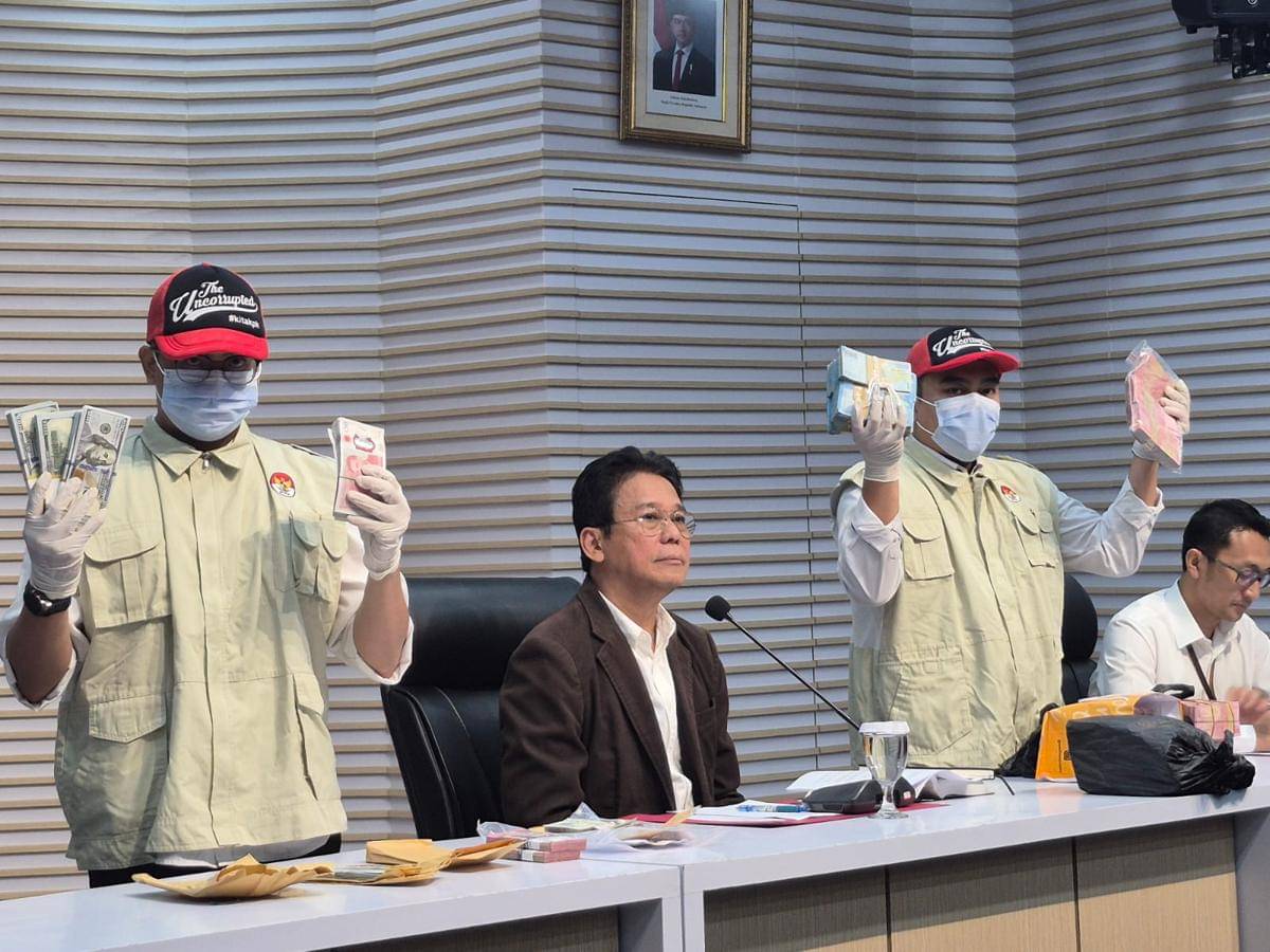 Tim penyidik KPK ketika menunjukkan barang bukti mata uang asing