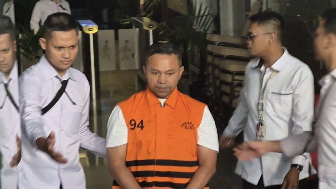 Gubernur Riau Abdul Wahid mengenakan rompi oranye ketika dibawa ke rutan Gedung ACLC KPK