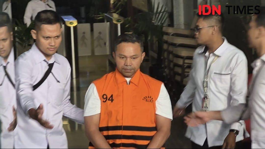 Gubernur Riau Abdul Wahid mengenakan rompi oranye ketika dibawa ke rutan Gedung ACLC KPK