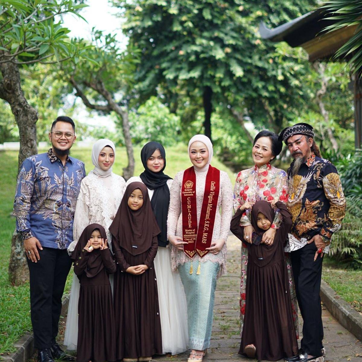 Cecillia Gina, Anak Limbad Wisuda S2 (instagram.com/limbadindonesia)