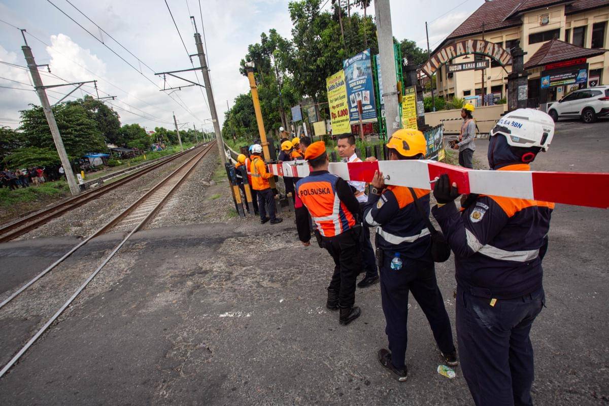 Petugas memperbaiki palang pintu perlintasan kereta pasca kecelakaan yang melibatkan KA 161 Bangunkarta