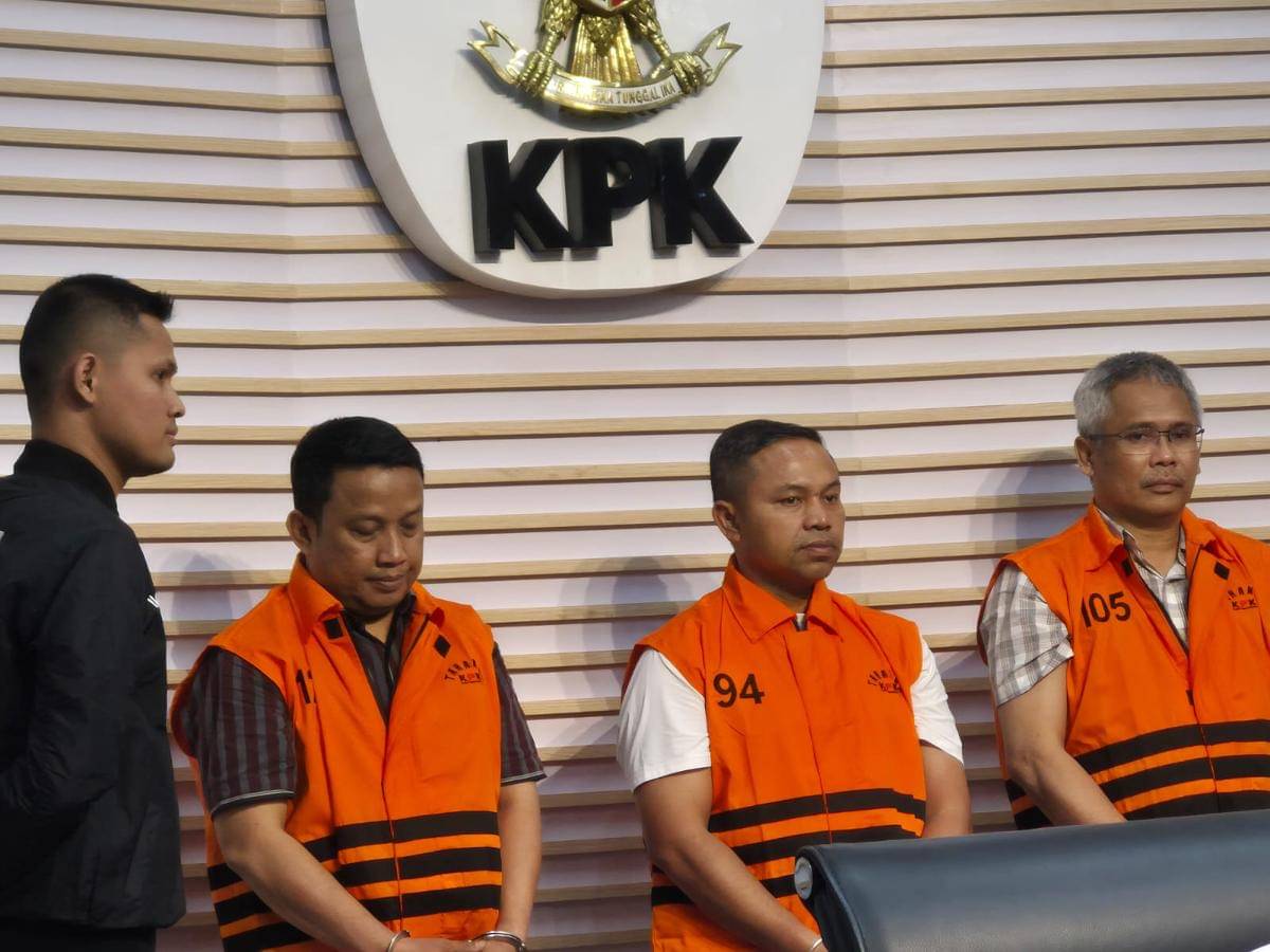 Gubernur Riau, Abdul Wahid (tengah) mengenakan rompi oranye dan kedua tangan diborgol saat diumumkan sebagai tersangka korupsi. (IDN Times/Santi Dewi)