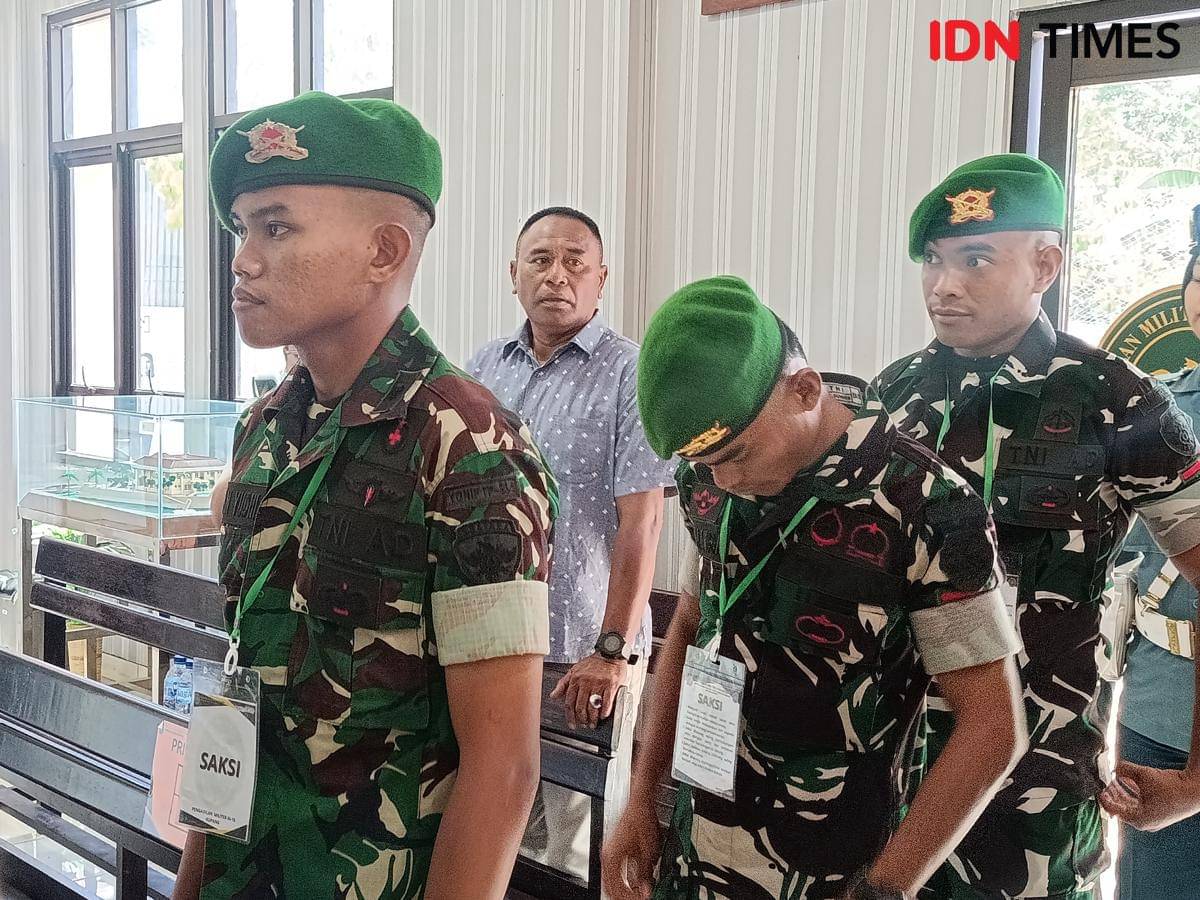 Para aksi di sidang keenam kasus Prada Lucky memasuki ruang sidang.