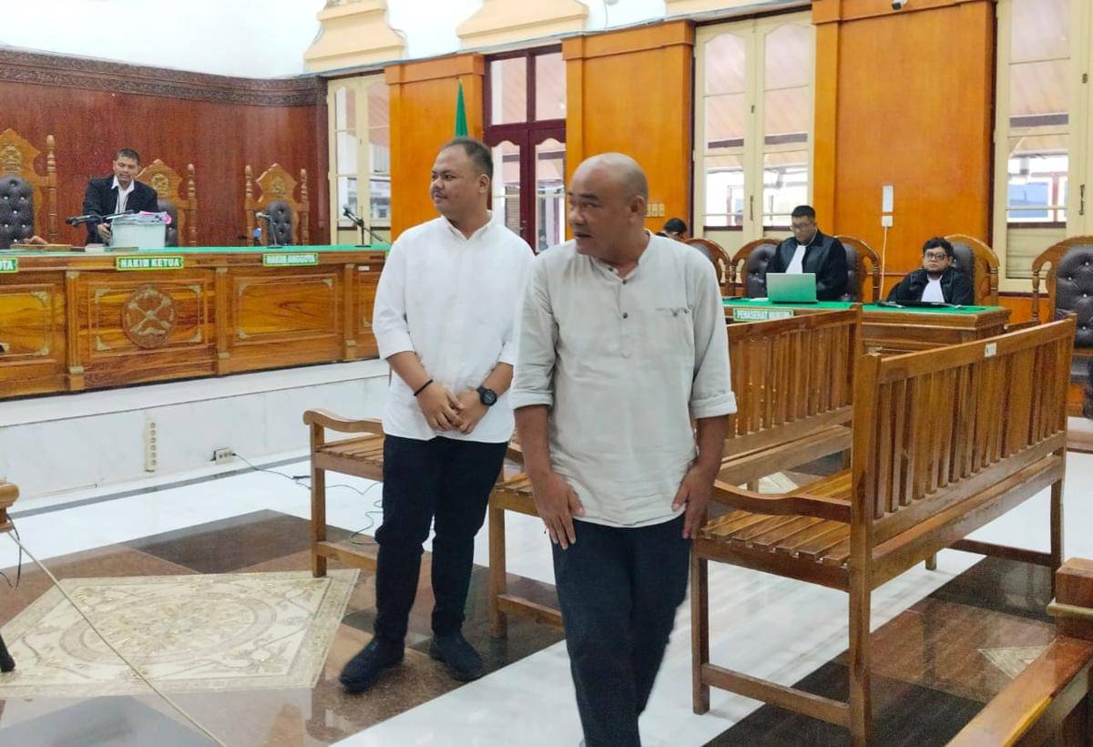 Ayah dan anak kontraktor terdakwa kasus korupsi jalan Sipiongot Sumut (IDN Times/Eko Agus Herianto)