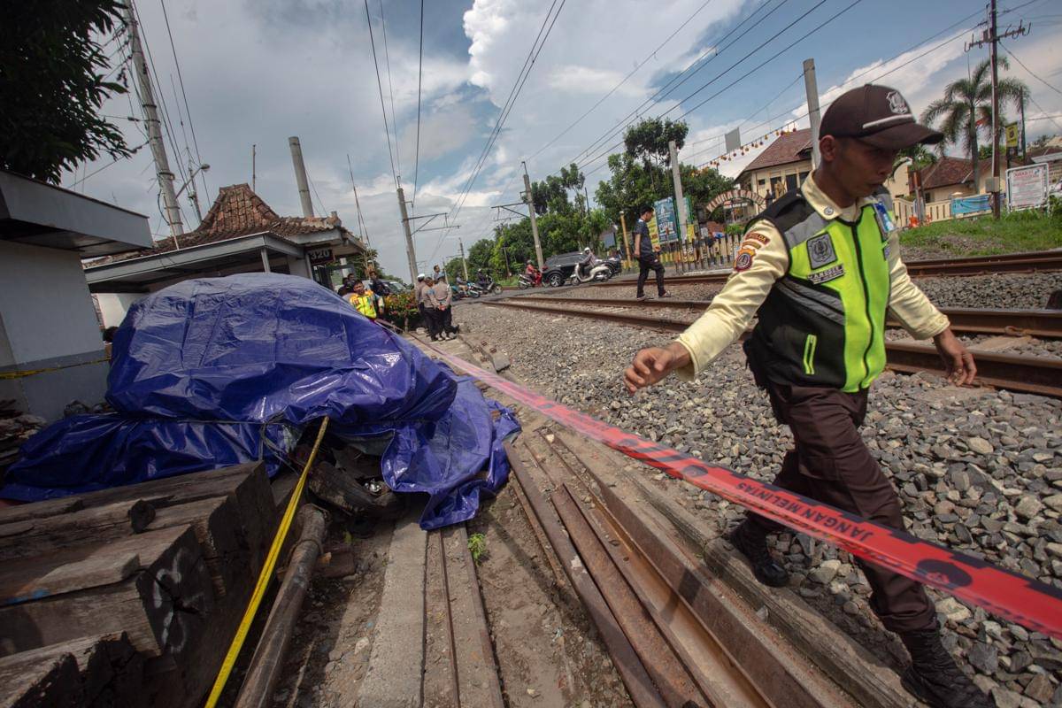 mobil yang tertabrak kereta 161 Bangunkarta