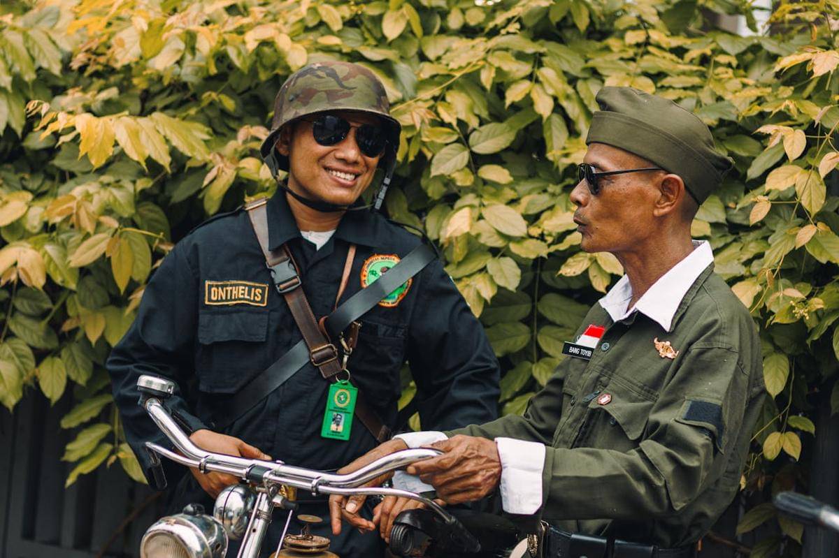 ilustrasi dua orang yang memperingati Hari Pahlawan