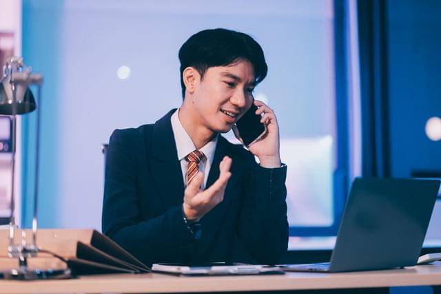 ilustrasi pekerja sedang telfon dan membuka laptop