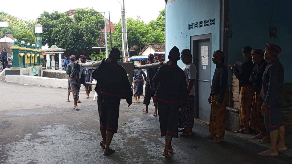 WhatsApp Image 2025-11-05 at 10.00.27.jpegJelang pemakaman Sinuhun Paku Buwono XIII di Kompleks Makam Raja-Raja Mataram di Imogiri, Bantul.